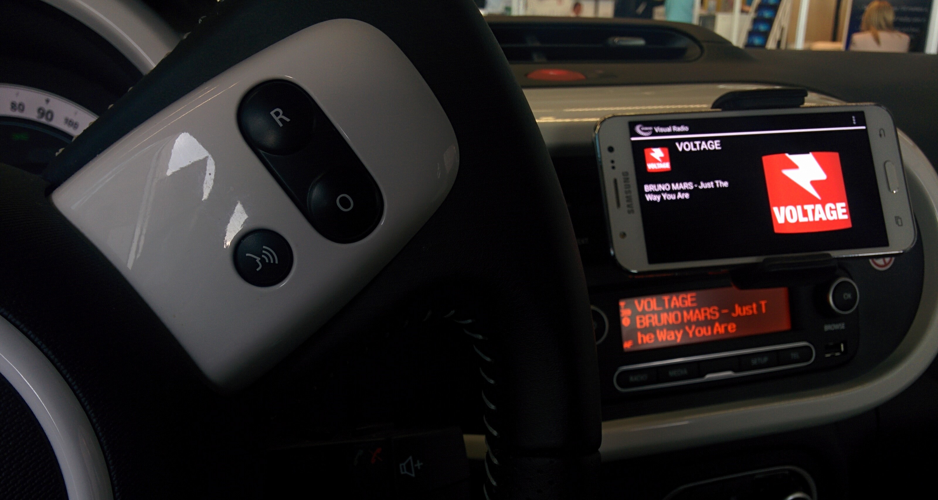 RadioDNS Hybrid Radio in a Renault Twingo